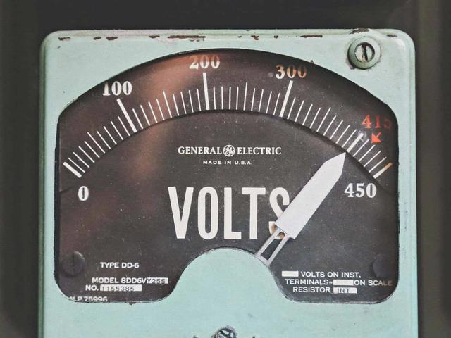 Primer plano de un antiguo voltimetro General Electric con una escala de 0 a 450 voltios