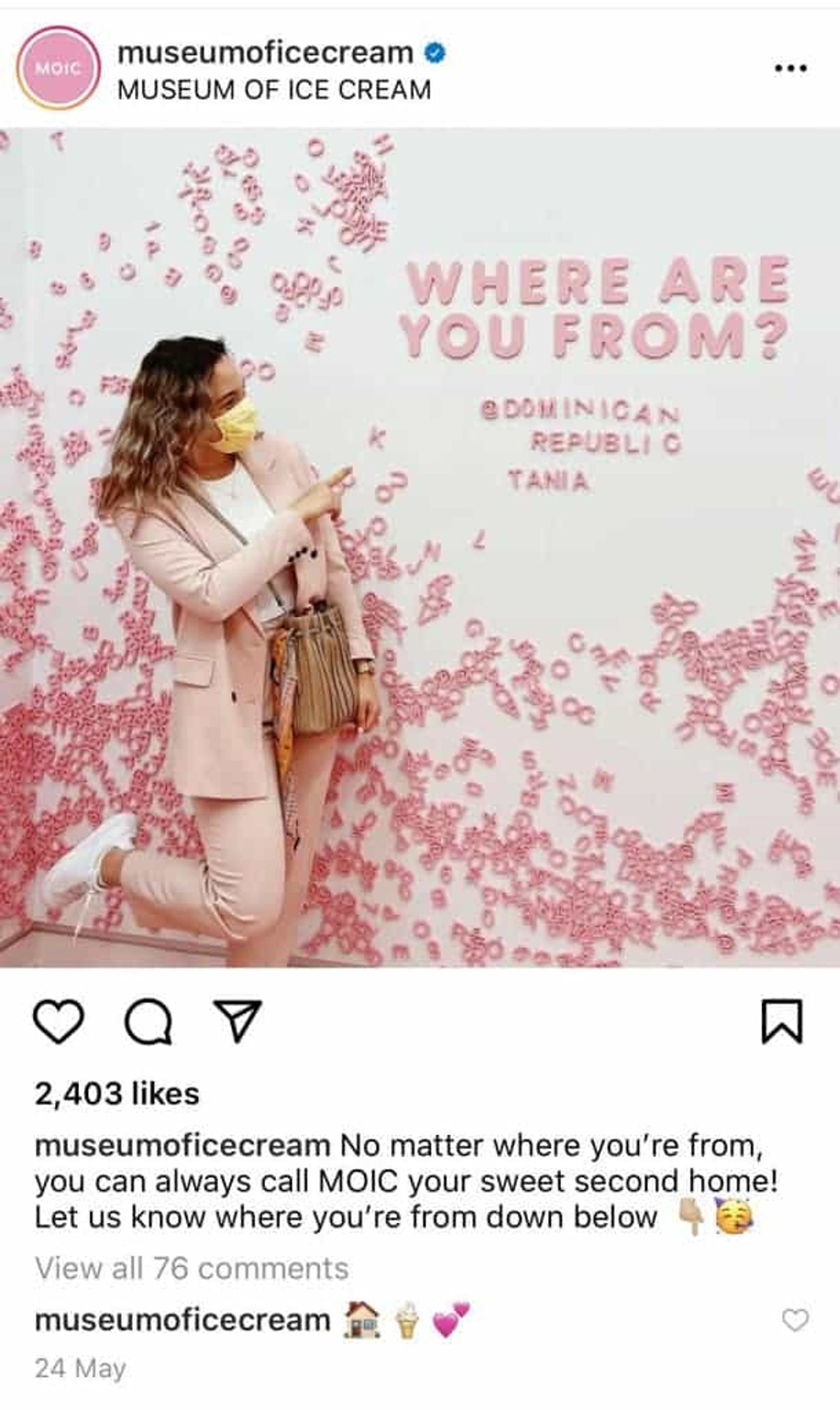 Publicación de Instagram de una visitante junto a un muro rosa con letras que dice "Where are you from?".