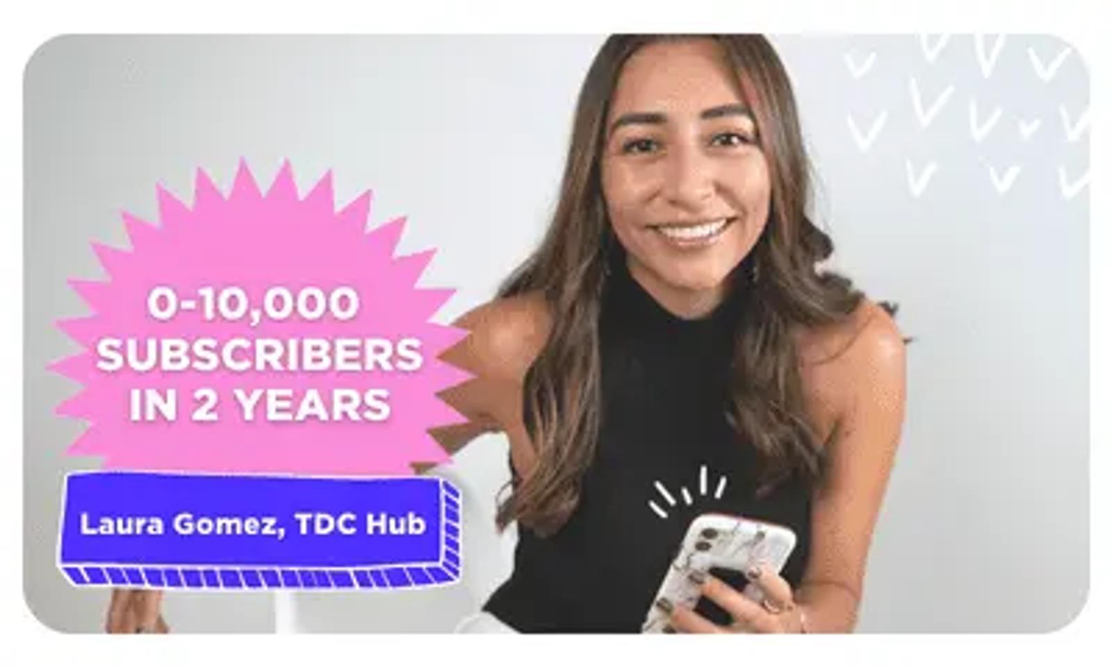 Mujer sonriente sosteniendo un teléfono, junto a una burbuja rosa con texto sobre crecimiento de suscriptores