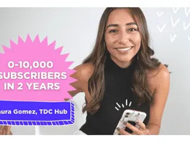 Mujer sonriente sosteniendo un teléfono, junto a una burbuja rosa con texto sobre crecimiento de suscriptores