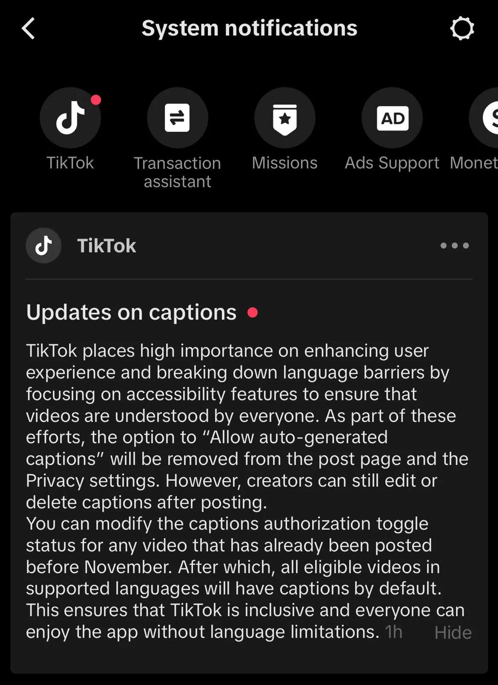 Notificacion del sistema de TikTok titulada 'Updates on captions' sobre cambios en los subtitulos automaticos.