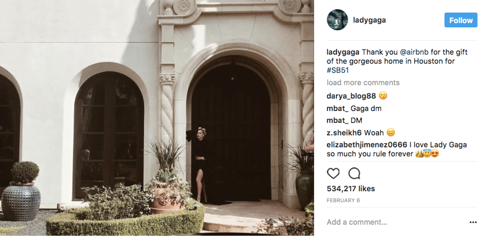 Publicación de Instagram de ladygaga con una mujer de pie en la entrada arqueada de un edificio de piedra.