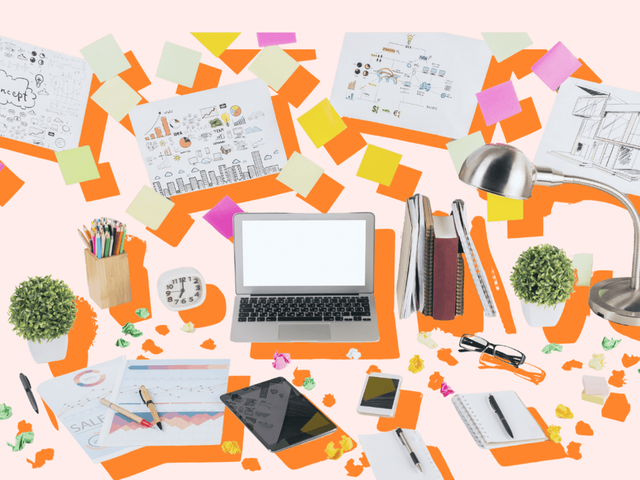 Escritorio ilustrado con portatil, cuadernos, graficos, bocetos y notas adhesivas dispersas