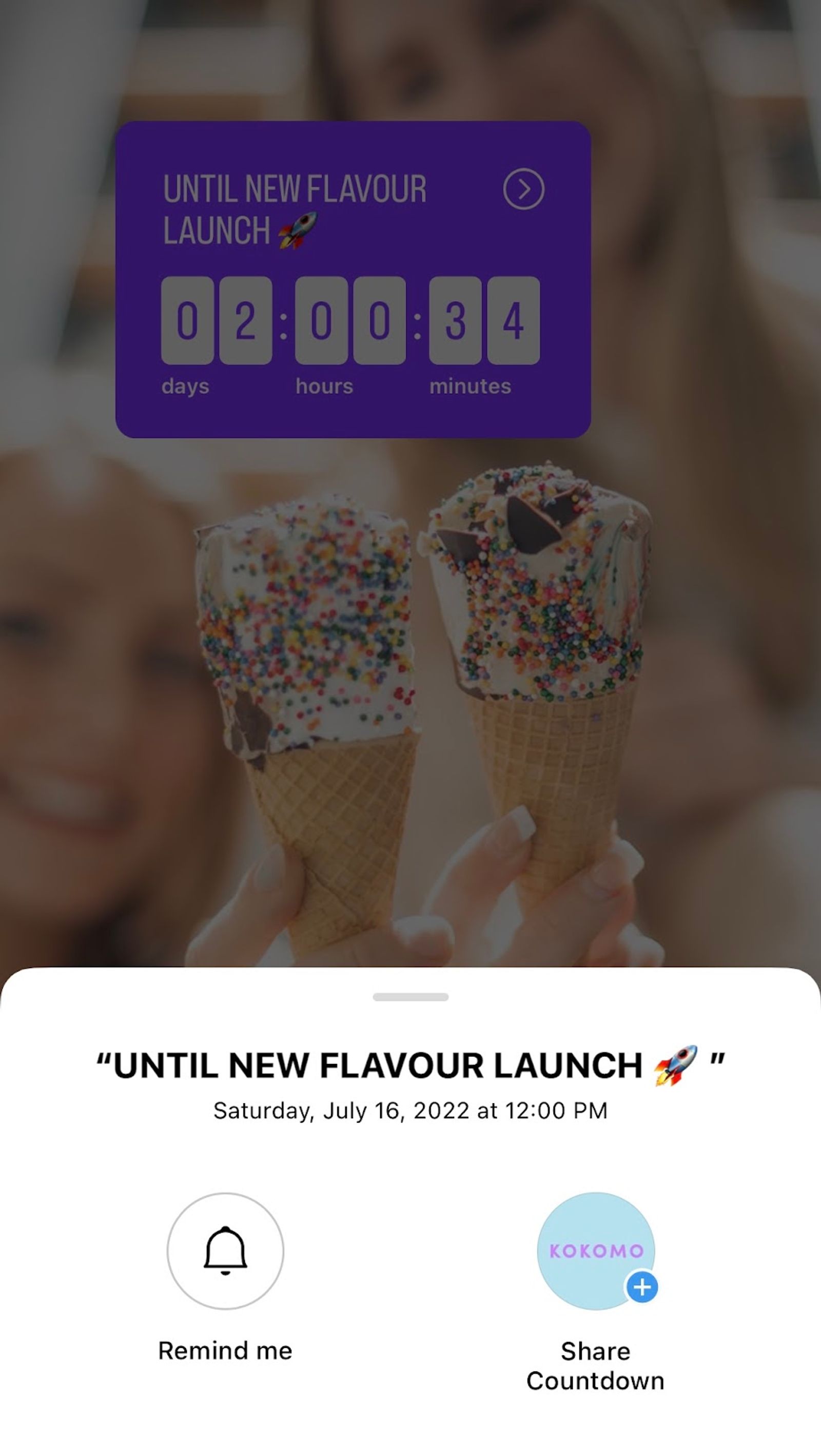 Historia de Instagram con un sticker de cuenta regresiva para un lanzamiento de sabor, sobre una foto de helados con chispas.