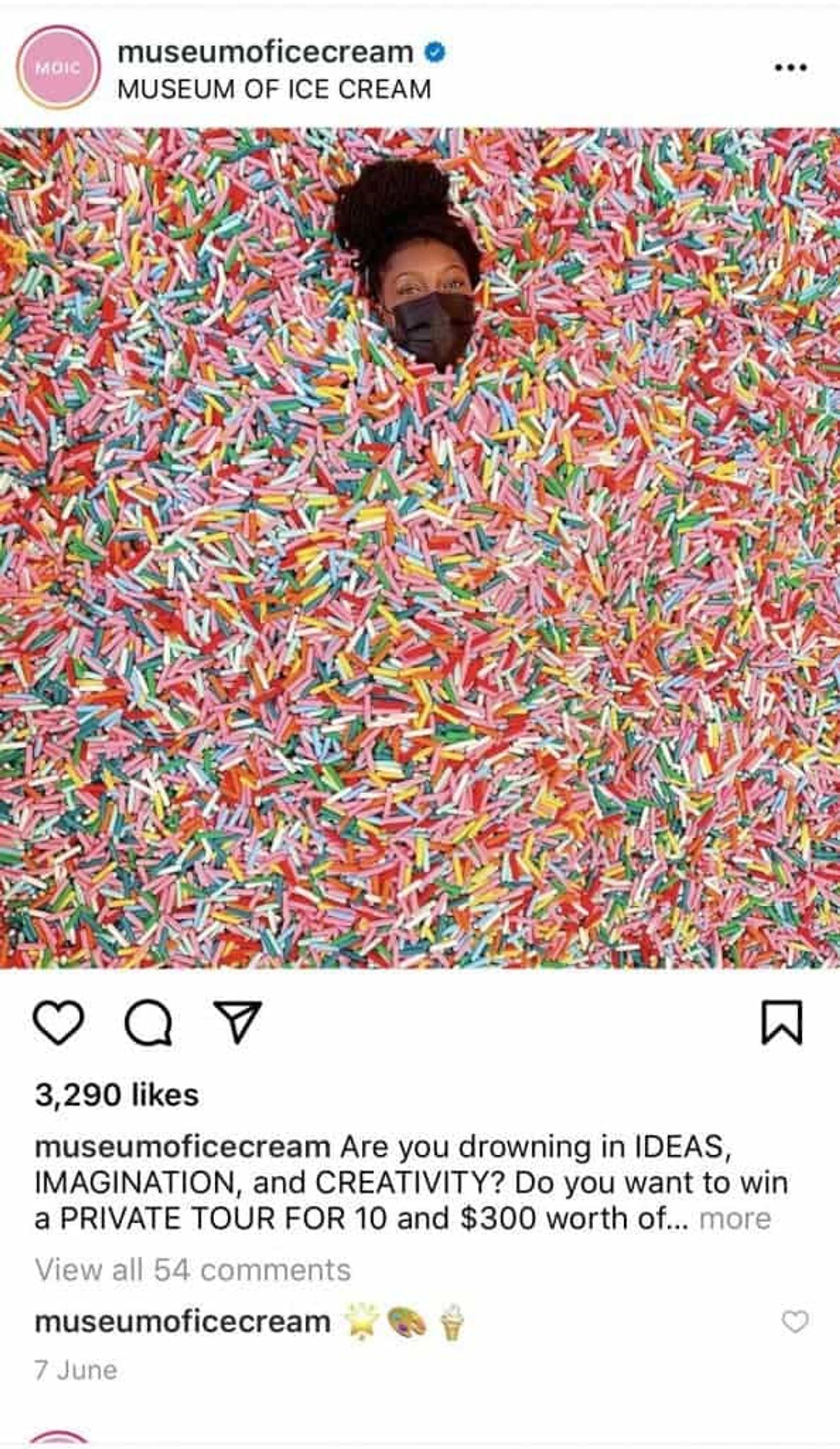 Publicación de Instagram del Museum of Ice Cream con una persona sumergida en una piscina de chispas de colores.