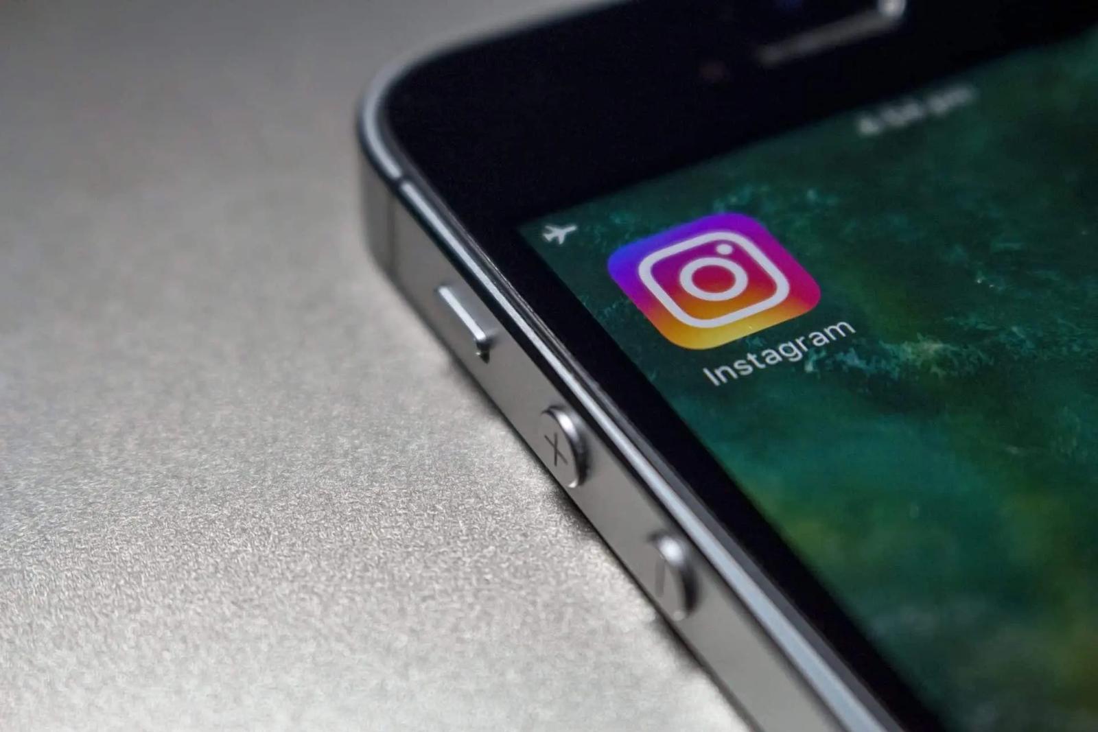 Primer plano del ícono de la app Instagram en la pantalla de un teléfono
