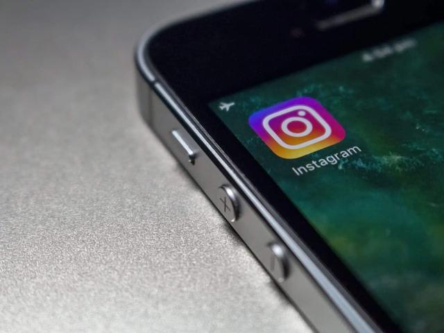 Primer plano del ícono de la app Instagram en la pantalla de un teléfono