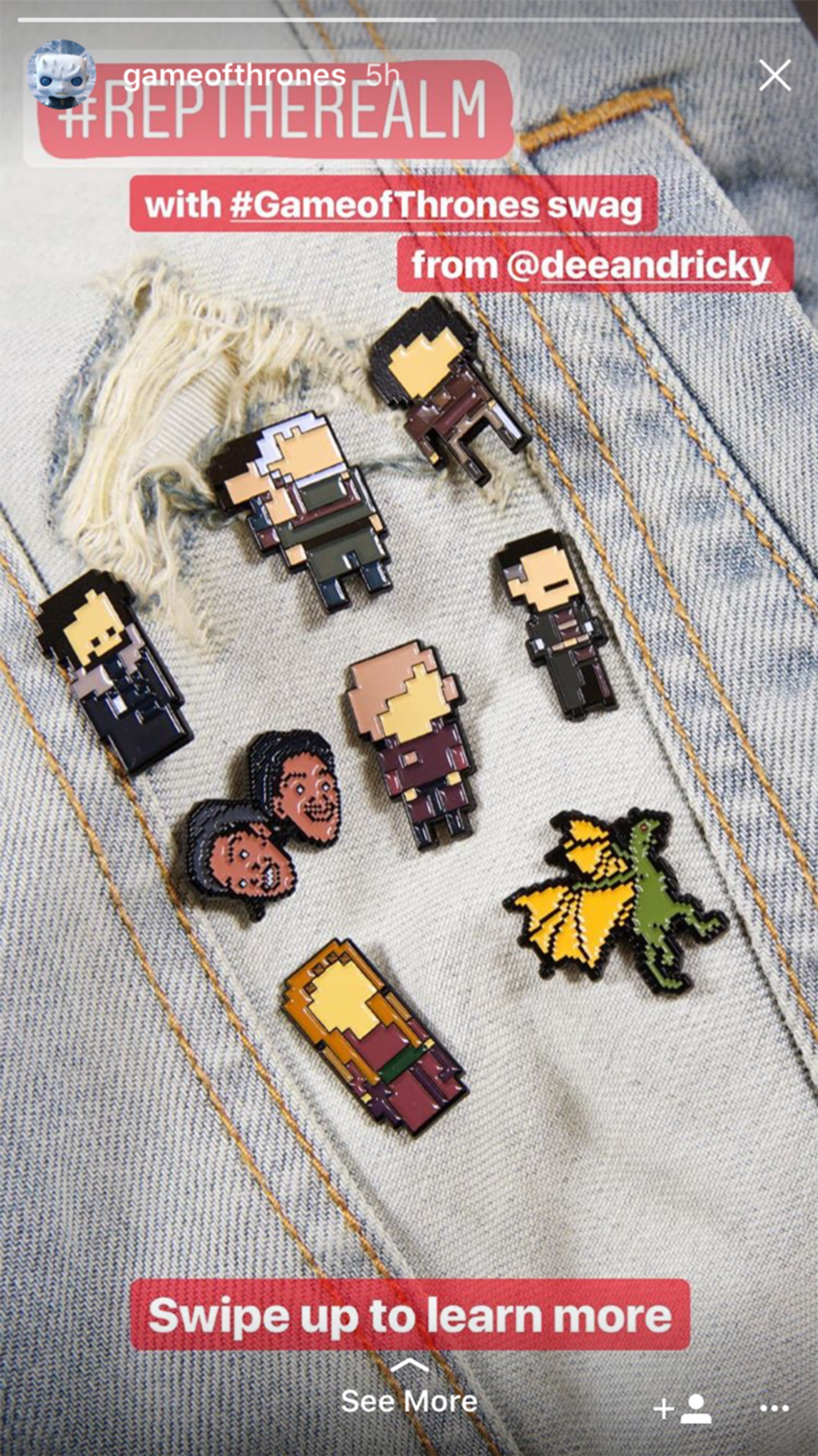 Historia de Instagram de gameofthrones con pines esmaltados de personajes en pixel art sobre una chaqueta de mezclilla