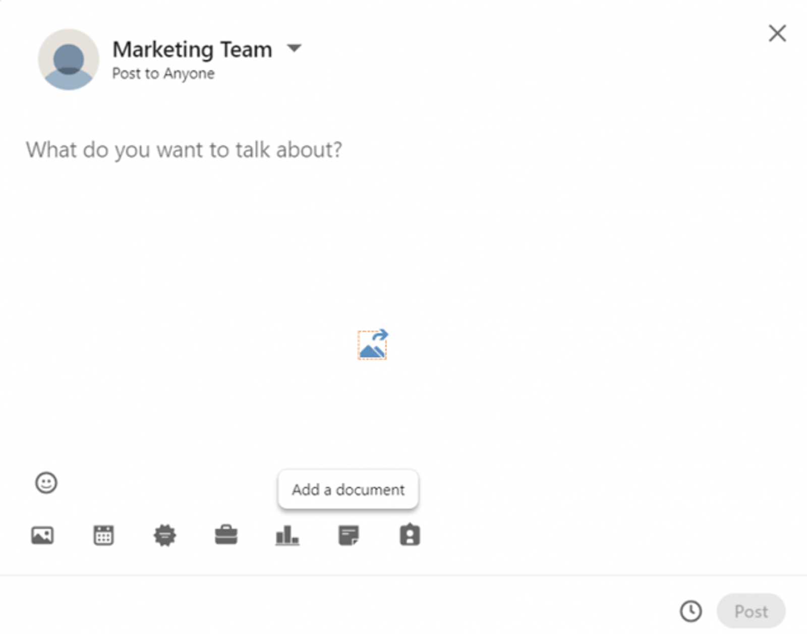 Ventana de creación de publicación de LinkedIn con la opción Add a document resaltada entre las herramientas.