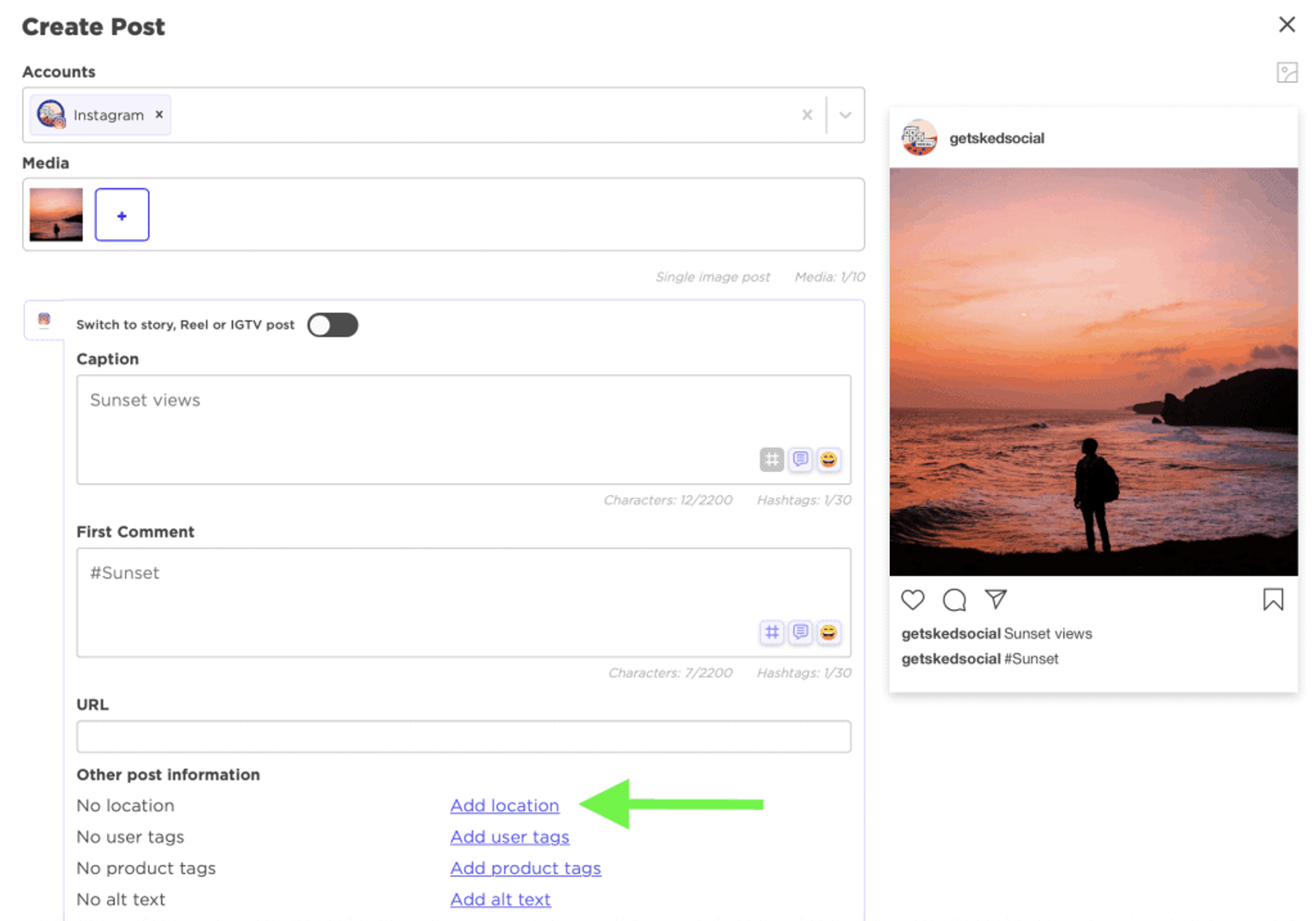Pantalla Crear publicación de Sked Social con una flecha señalando el enlace Add location.