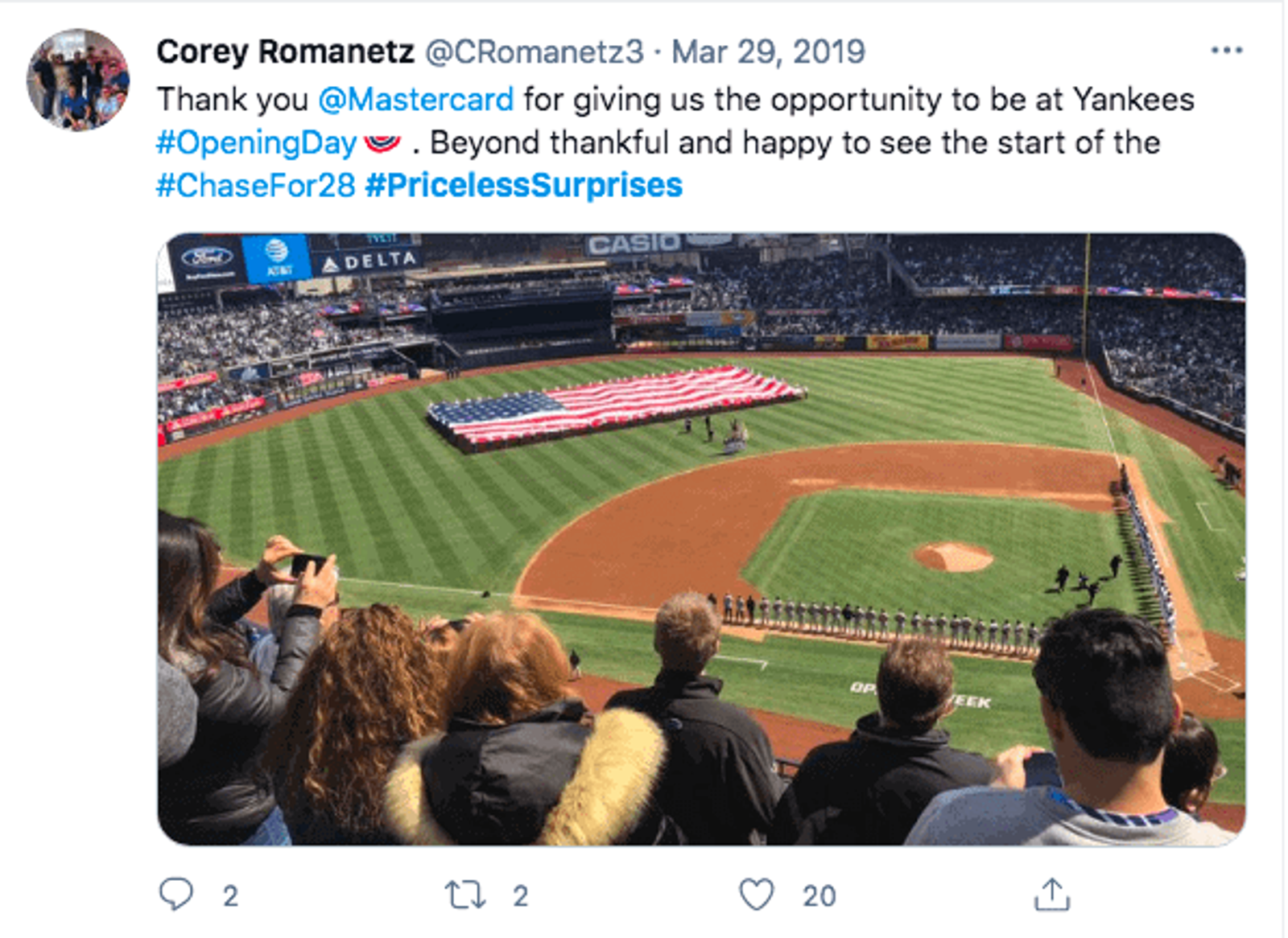 Tuit de un chico en el que se ve una foto de lo que ve desde su sitio en las gradas durante un partido de béisbol