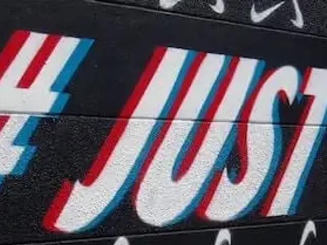 Un mural con logos de Nike y un texto estilizado que dice hashtag Just Did It