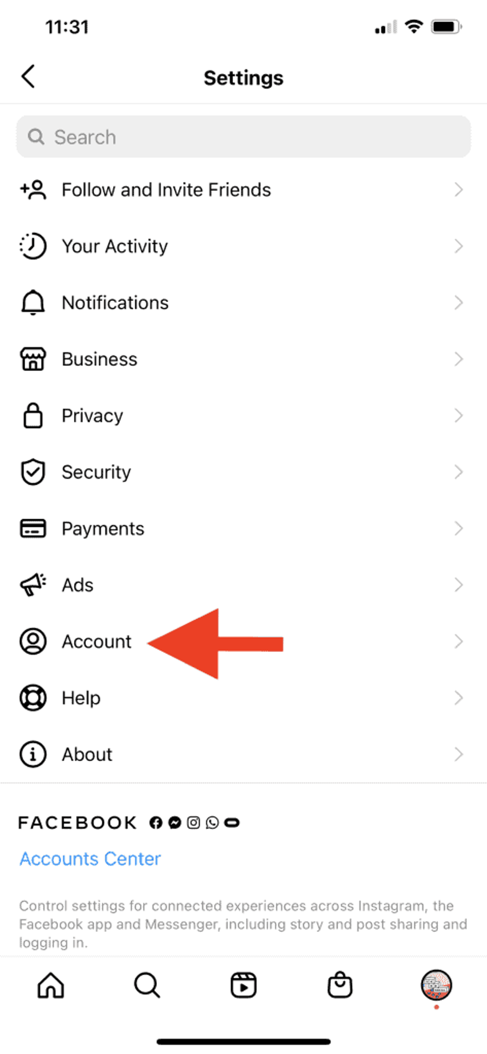 Captura de pantalla de la configuración de Instagram con una flecha roja apuntando a la parte de Cuenta de la configuración.