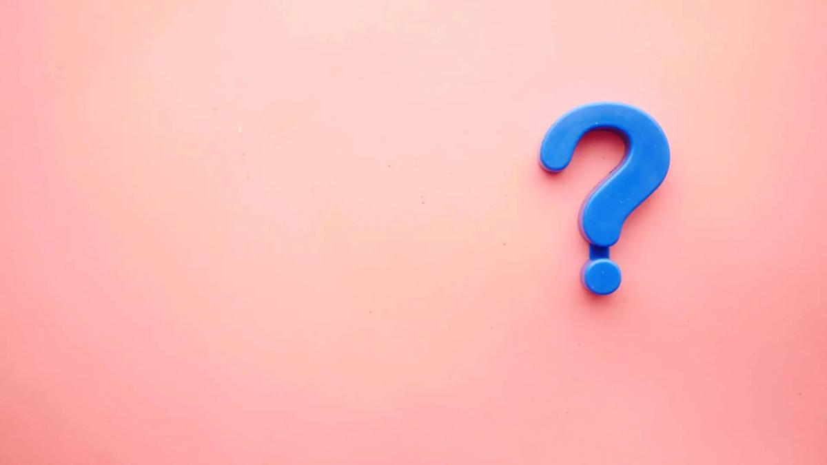 Un signo de interrogación azul en 3D sobre un fondo rosa liso