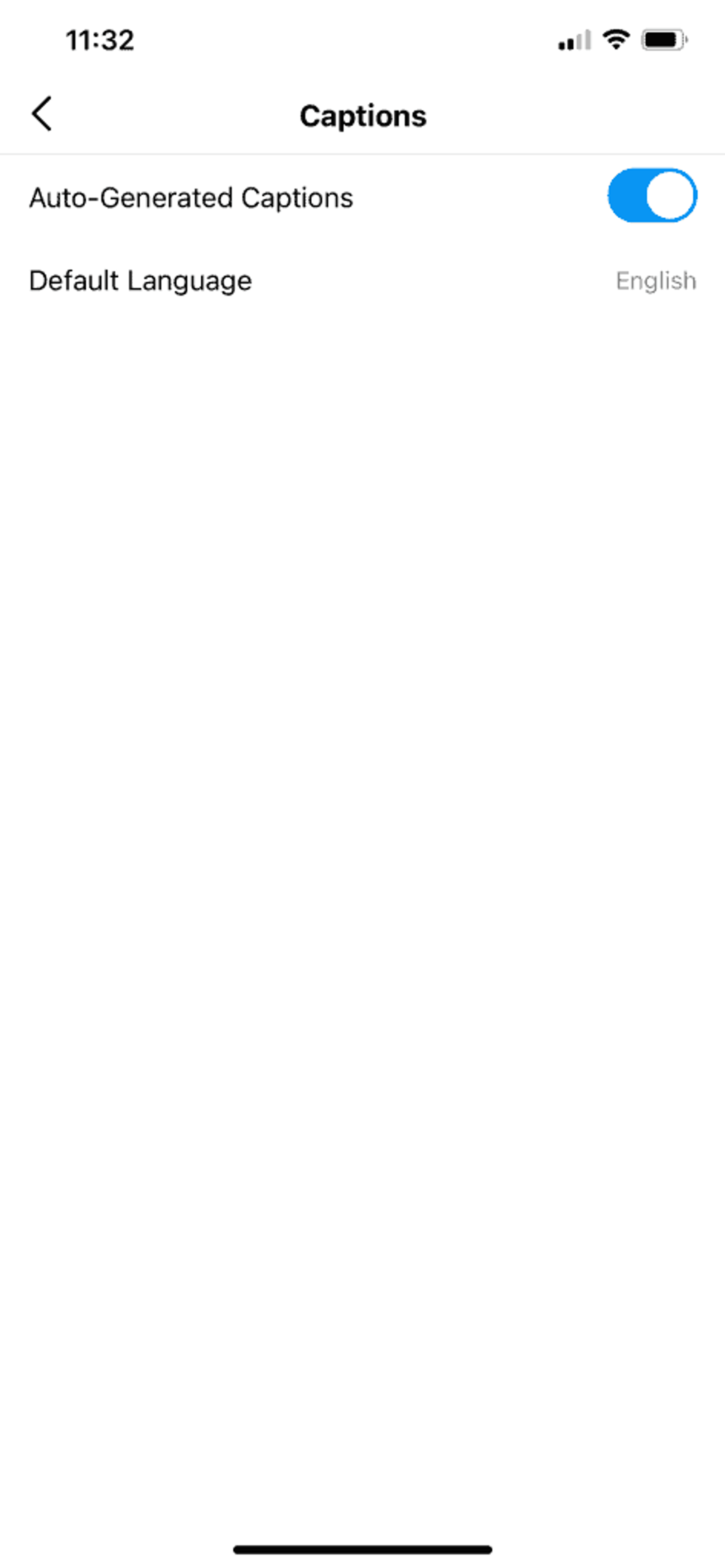 Captura de pantalla de la configuración de subtítulos de Instagram mostrando el botón de subtítulos automáticos activado y el idioma predeterminado como inglés.
