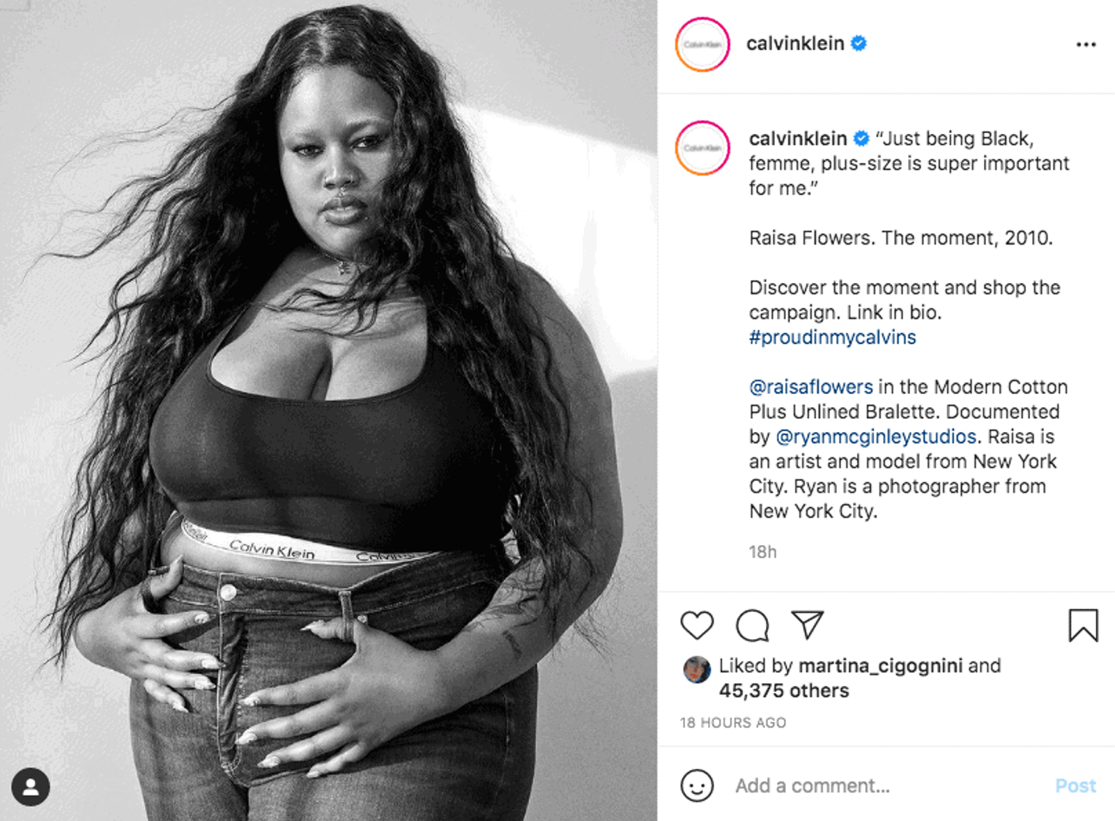 Foto en blanco y negro de gran tamaño de una modelo, publicada por Calvin Klein