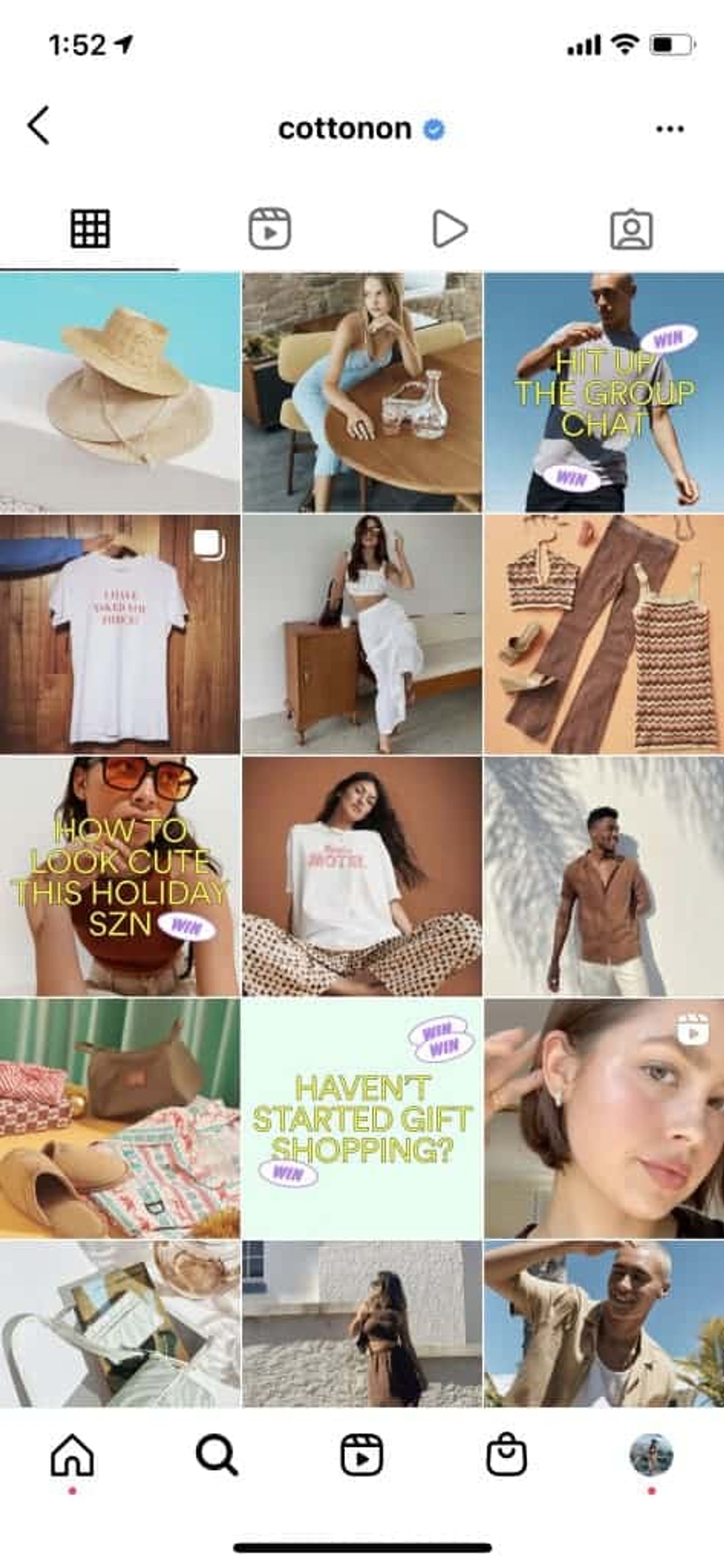 Cuadrícula de Instagram de Cotton On con fotos de estilo de vida, prendas y gráficos con texto superpuesto.