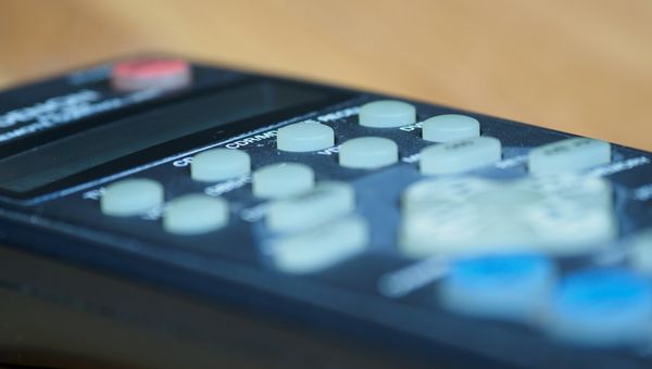 Hisense TV-Fernbedienung Anleitung: alle Tasten und Funktionen erklärt
