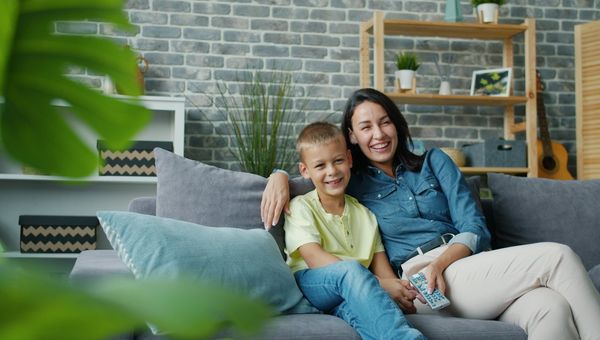 Cómo emparejar y usar el control remoto Roku en tu TV Hisense