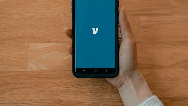 Cómo usar una app de control remoto para TV (gratis, 2026)
