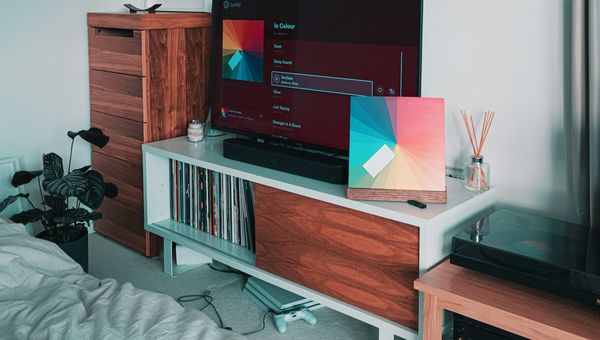 Cum programezi o telecomandă universală pe TV