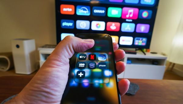 Hisense TV einschalten ohne Fernbedienung: 5 Methoden