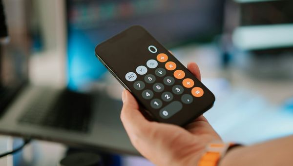 ハイセンステレビの電源ボタンはどこ?【全シリーズの位置と使い方】