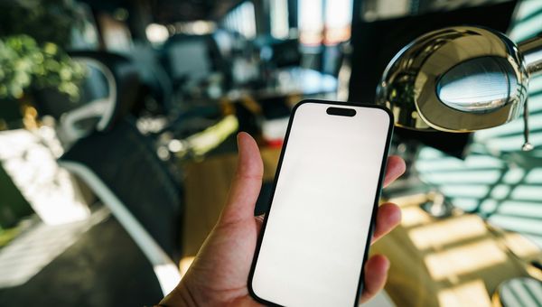 手機遙控器怎麼設定？5 招把手機變成電視遙控器
