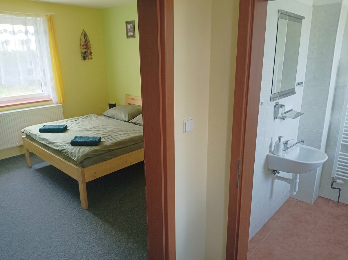 Pokoj č. 2 (pravá), třílůžkový, přízemí