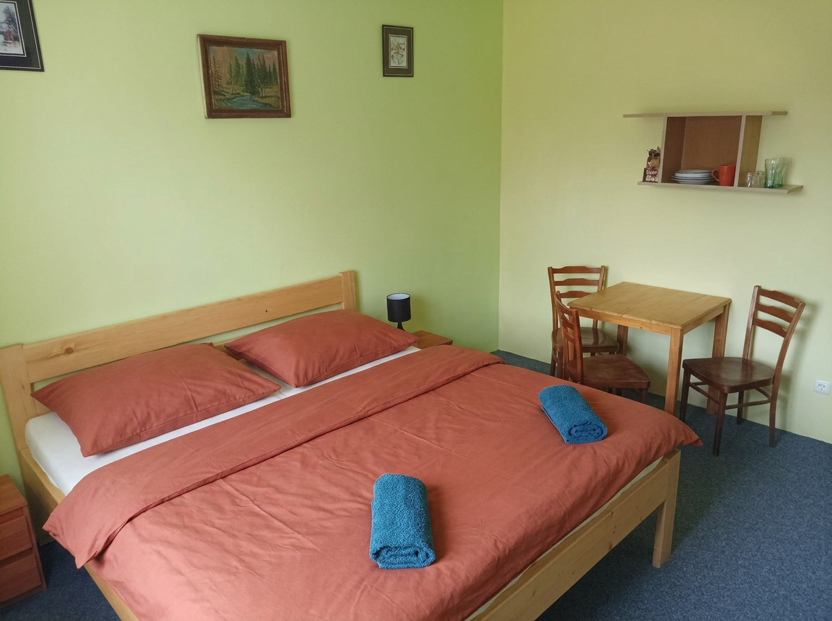 Pokoj č. 2 (levá), třílůžkový, přízemí
