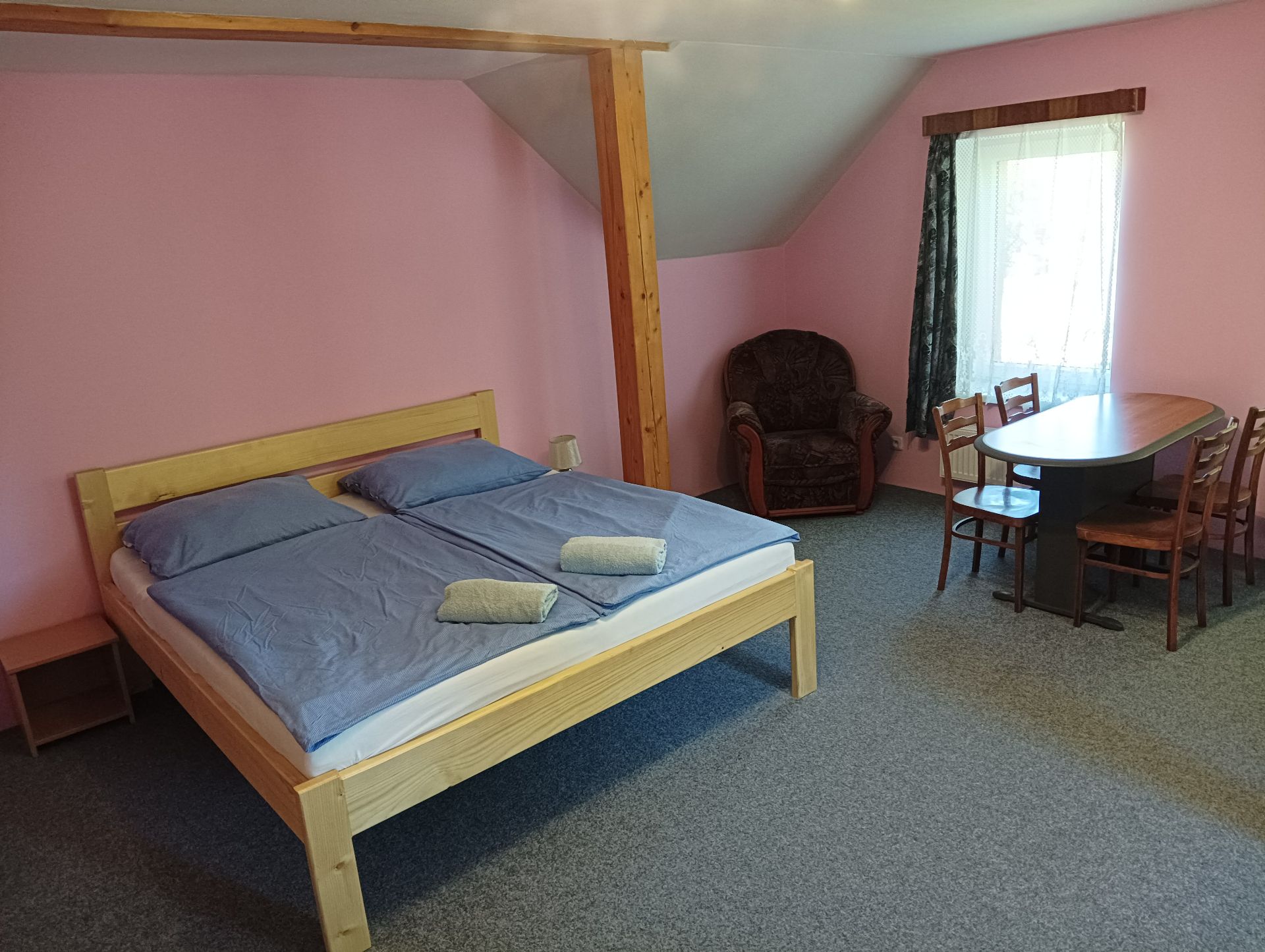 Pokoj č. 7 — čtyřlůžkový, v patře