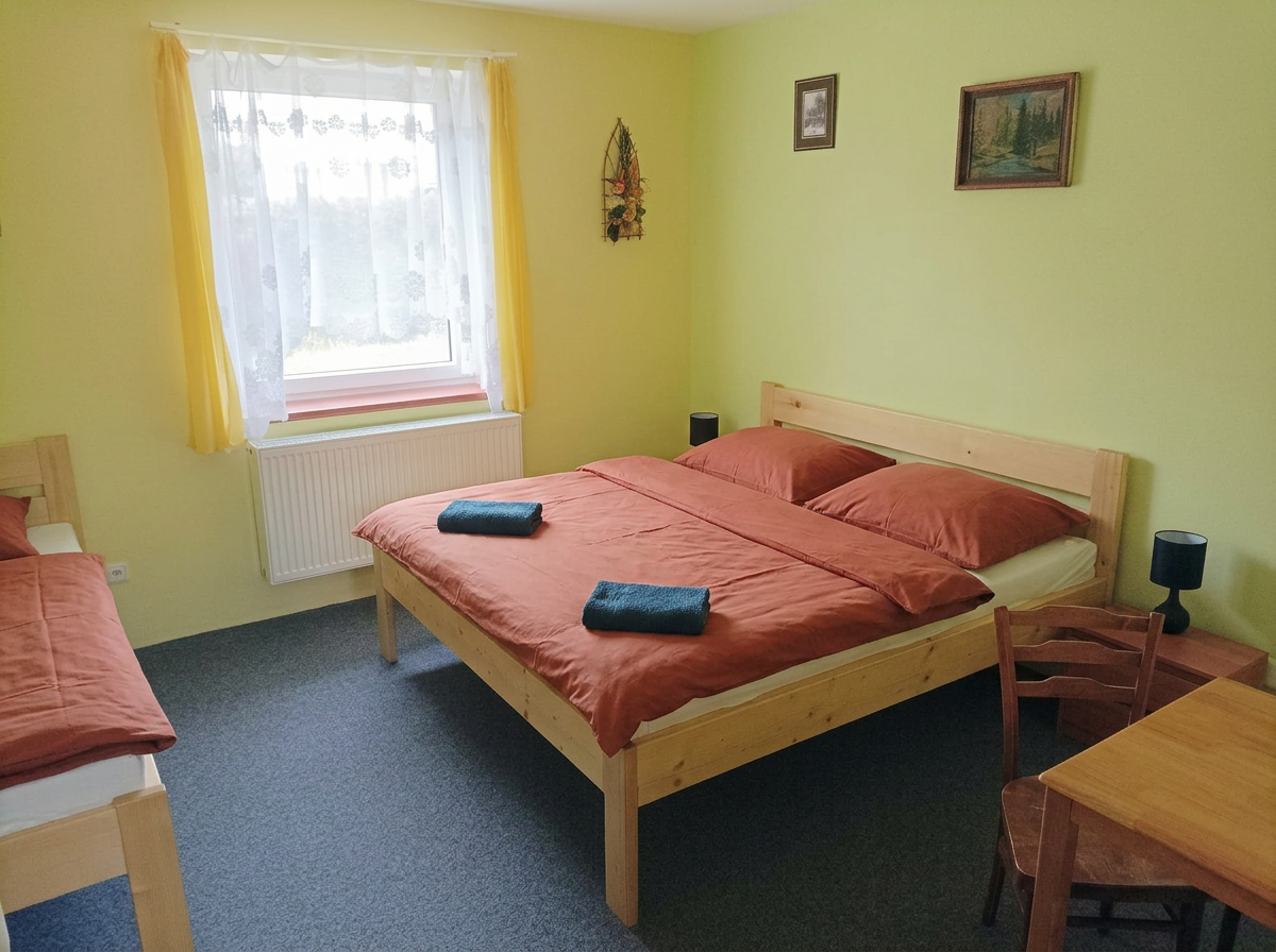 Pokoj č. 2 (levá), třílůžkový, přízemí
