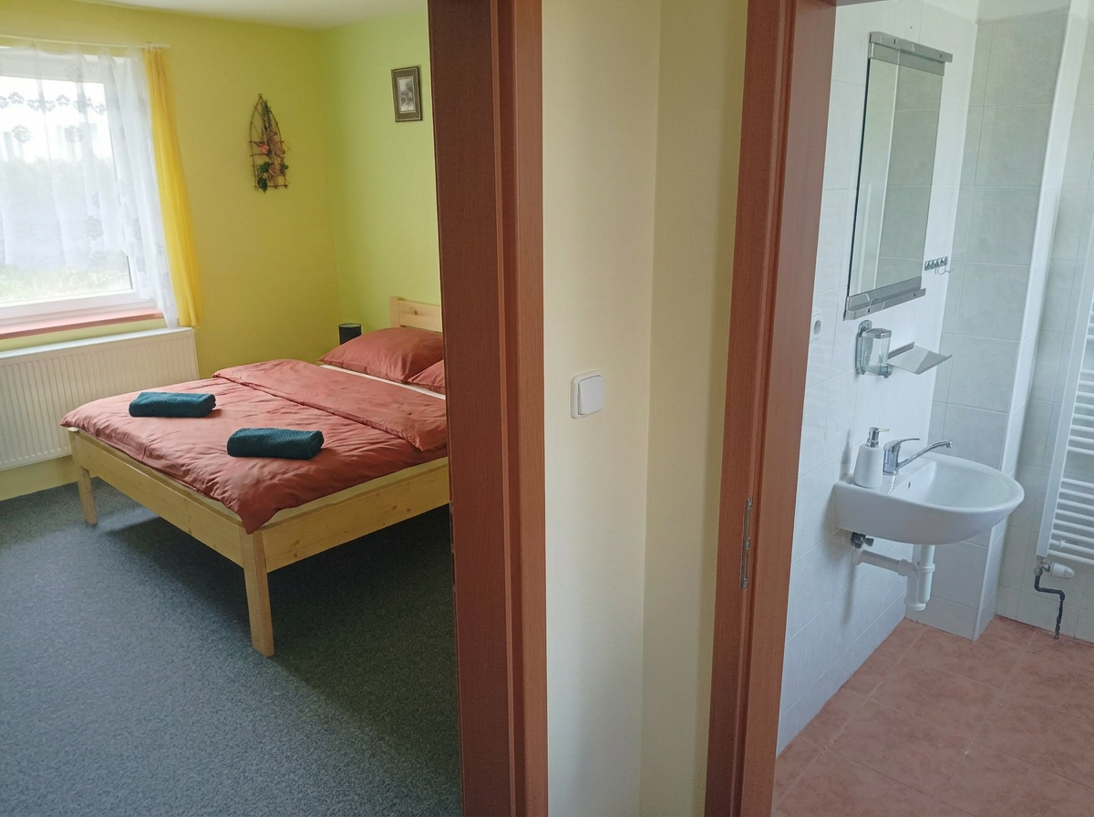 Pokoj č. 2 (levá), třílůžkový, přízemí