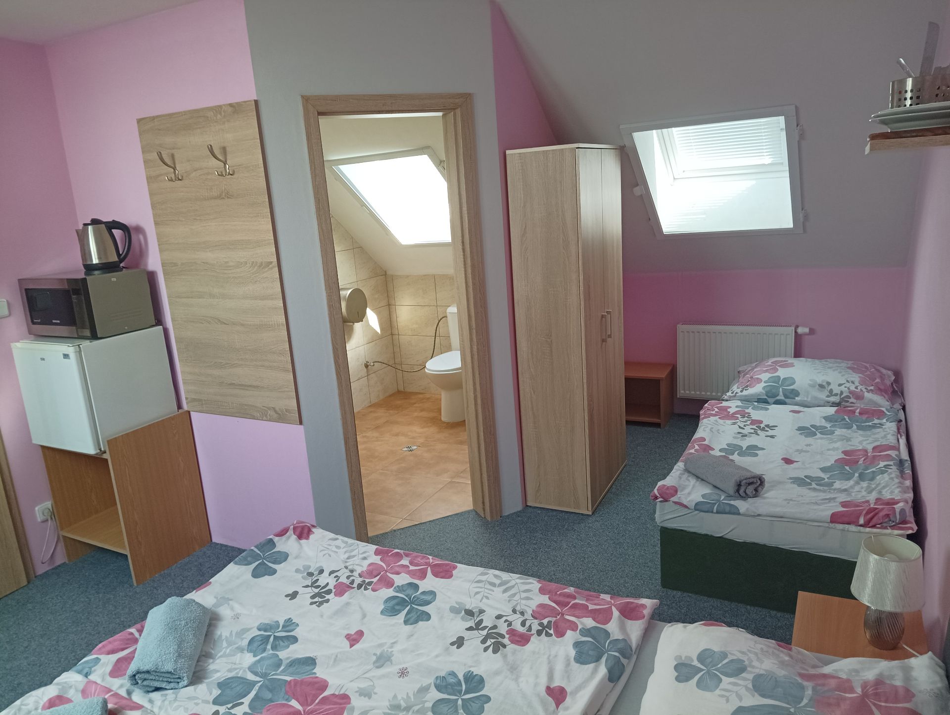 Pokoj č. 6 — třílůžkový, v patře