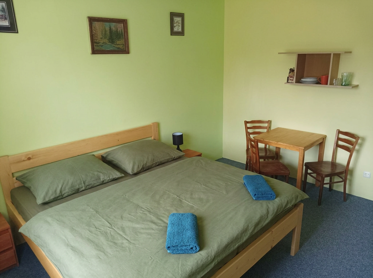 Pokoj č. 2 (pravá), třílůžkový, přízemí