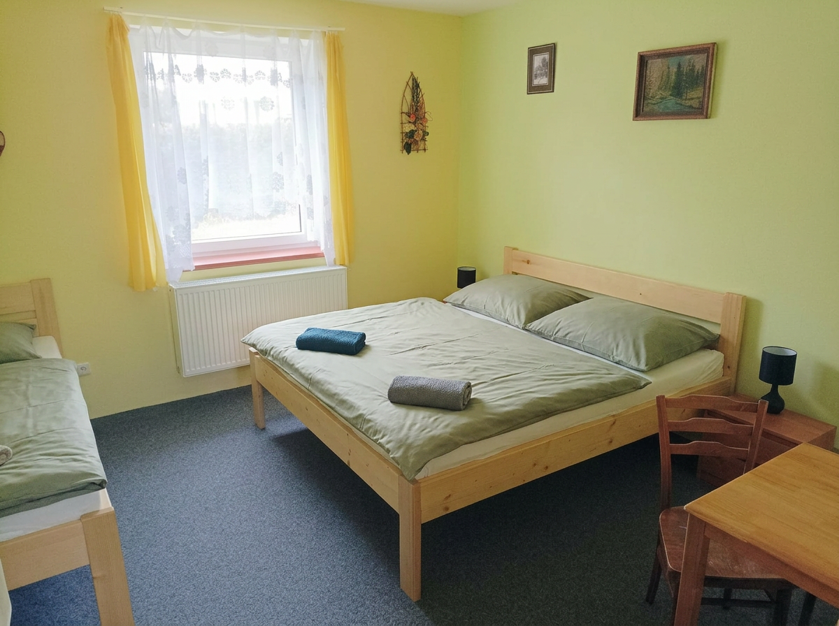 Pokoj č. 2 (pravá), třílůžkový, přízemí