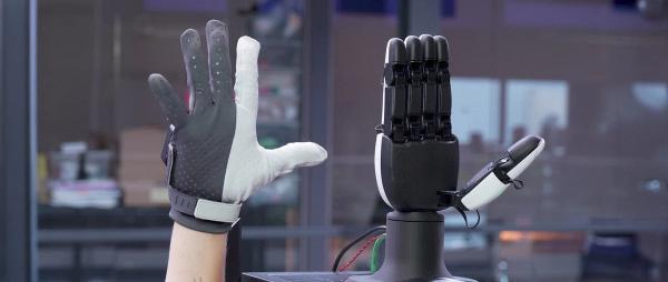 La technologie haptique de MANUS arrive chez INVELON pour entraîner les robots humanoïdes