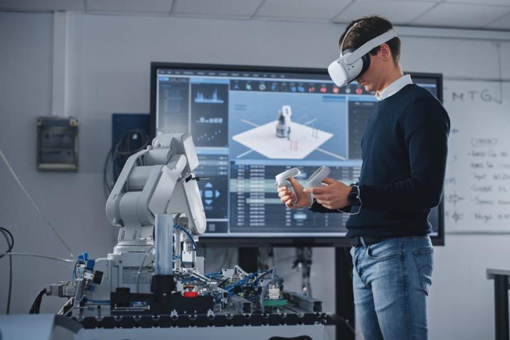 Virtual and Mixed Reality at work