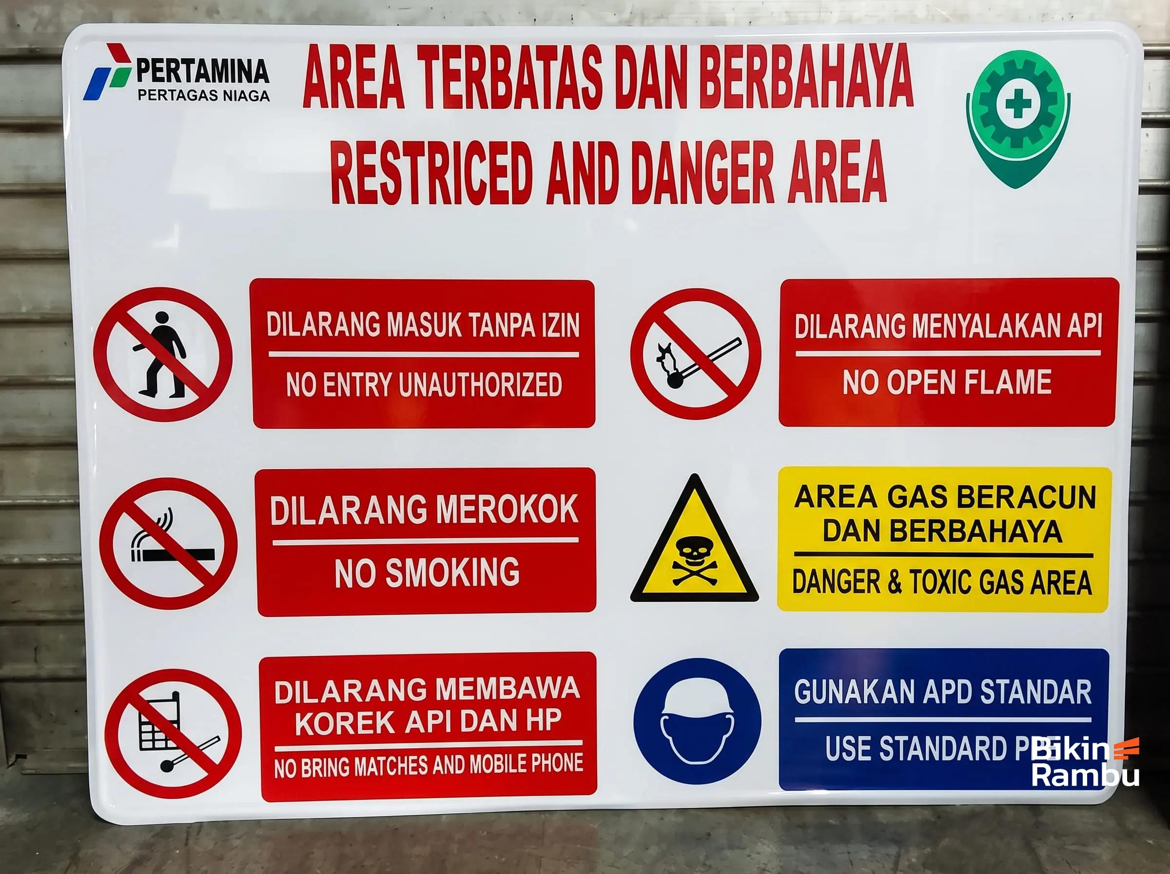 Papan informasi K3 Pertamina Pertagas Niaga berisi perintah dan larangan keselamatan