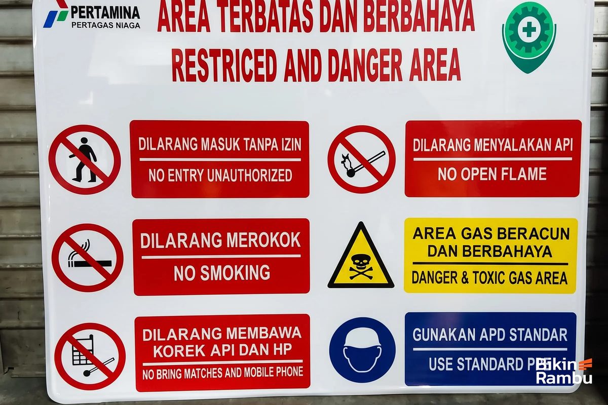 Papan informasi K3 Pertamina Pertagas Niaga berisi perintah dan larangan keselamatan