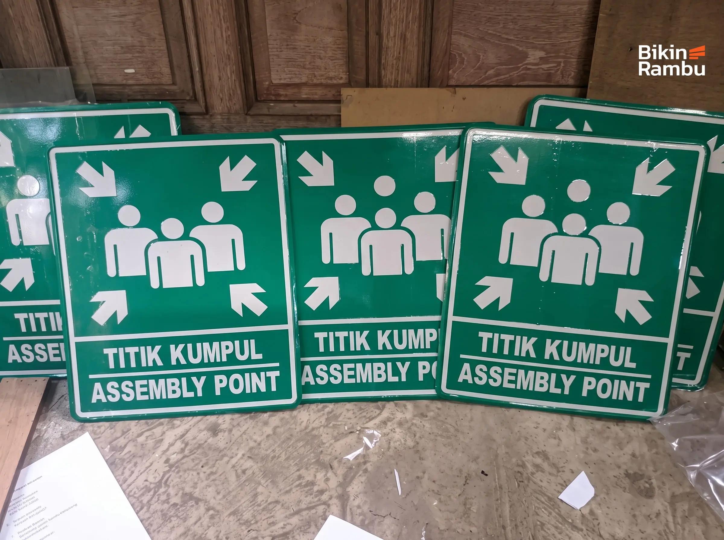 Rambu titik kumpul untuk area evakuasi