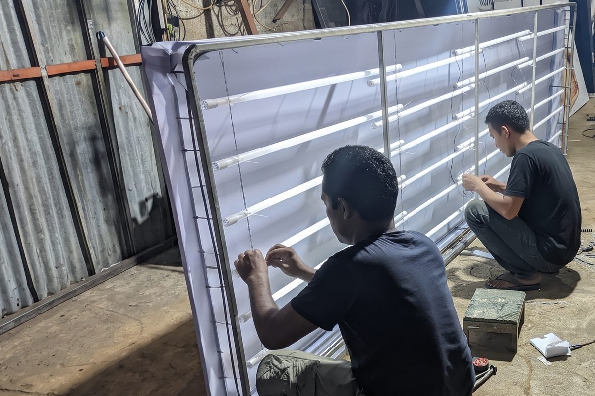Proses produksi neon box flex face di workshop Bikin Rambu