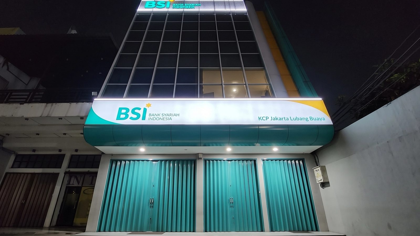 Neon box custom terpasang pada fasad bangunan