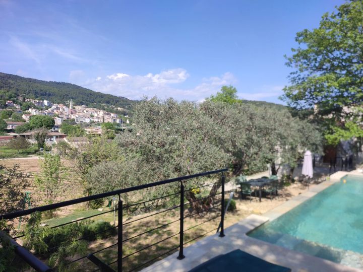 Vue sur le village perché depuis la piscine