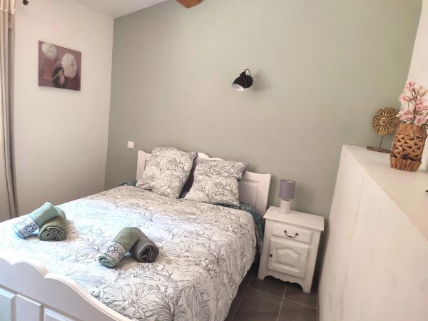 Chambre avec lit double et rangements