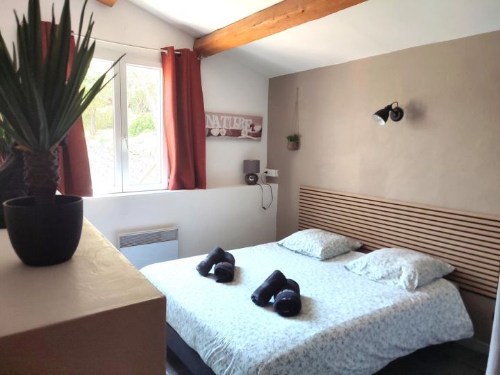 Chambre double lumineuse aux tons naturels