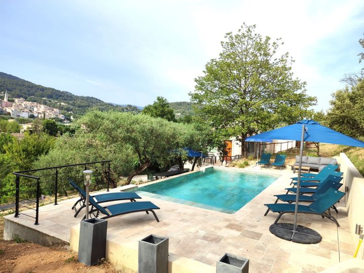 Transats au bord de la piscine du domaine