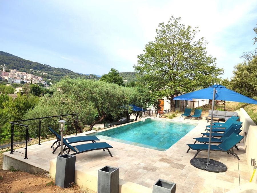 Transats au bord de la piscine du domaine