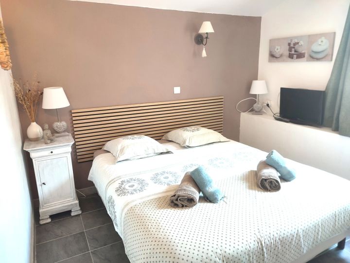 Chambre double avec tête de lit en bois