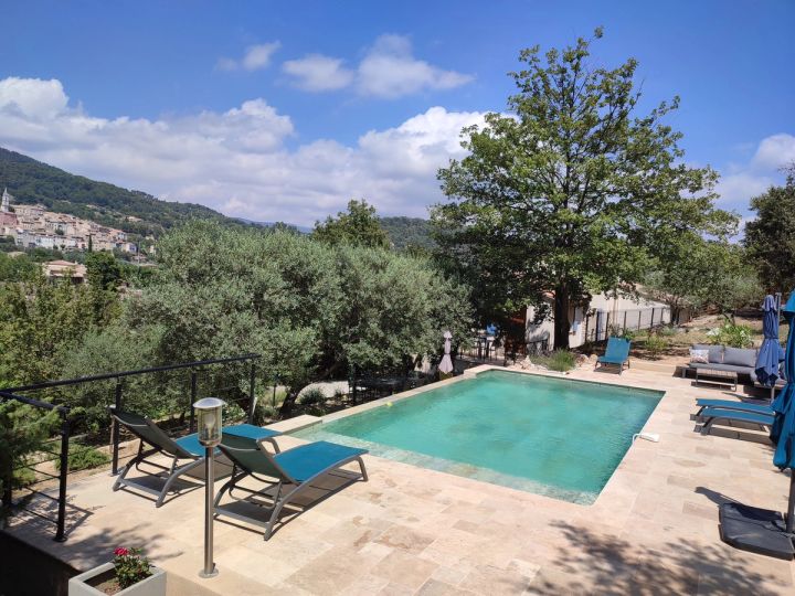 Piscine face au panorama du Haut-Var